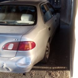 2000 Toyota Corolla runs good ac works good work car