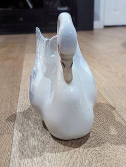 Tengra Porcelain Swan
