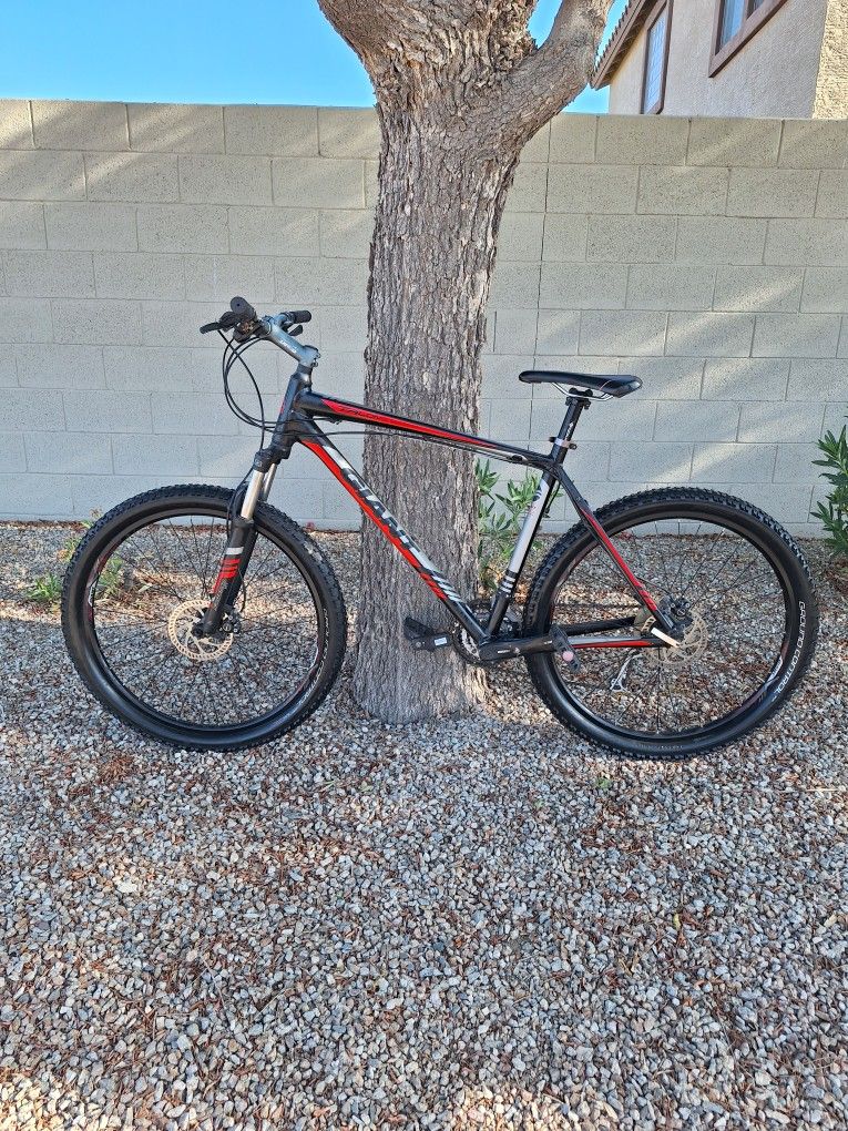 GIANT TALON 4 MOUNTAIN BIKE 27.5 INCH LIKE NEW