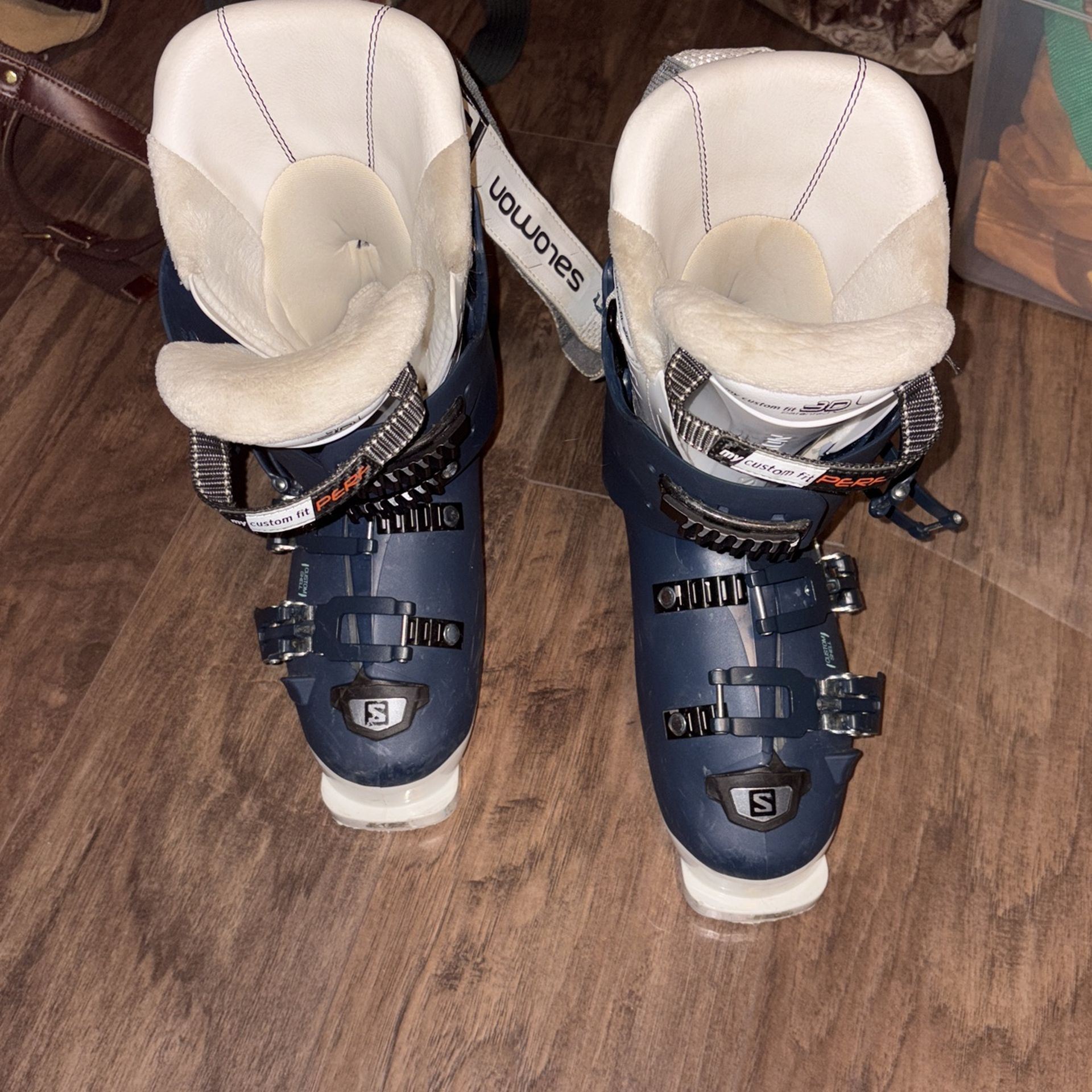 Size 8 Women’s Salomon Ski Boots