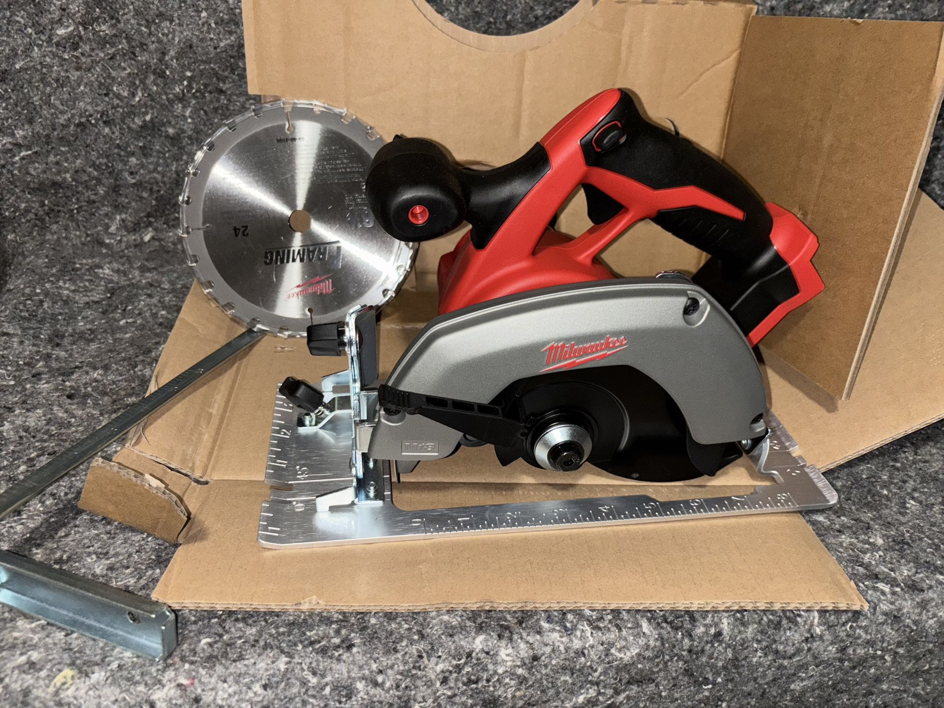 Milwaukee M18 18V Lithium-Ion Cordless 6-1/2 in. Circular Saw (Tool-Only)