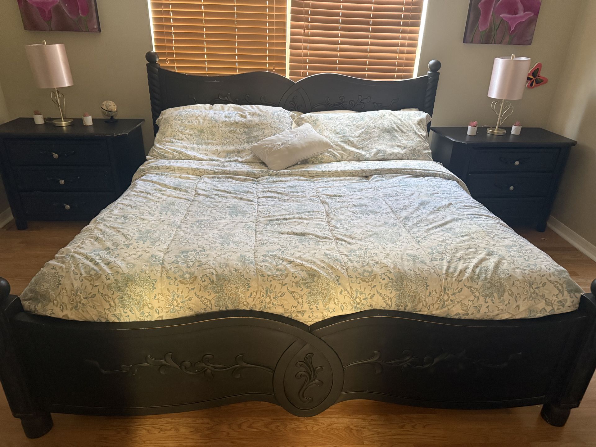 Cama king y dos nocheros ,