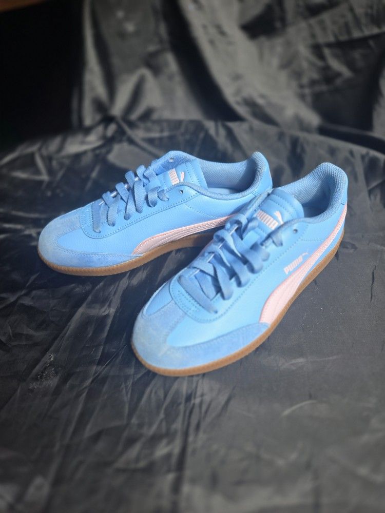 Womans 8/8.5 New Pumas $60