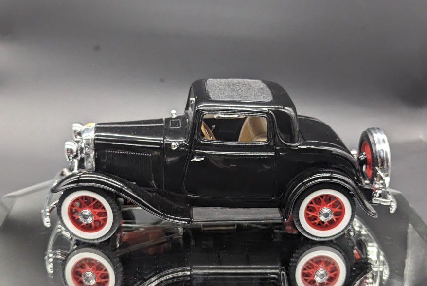 Road Legends Collection 1:18 Scale Die Cast 1932 Ford Coupe. Gorgeous!