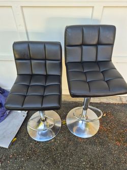 Adjustable height black bar stool set