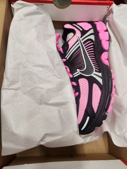 Nike Vomero “Black/Pink Blast” – Stylish Comfort Meets Bold Energy 🔥
