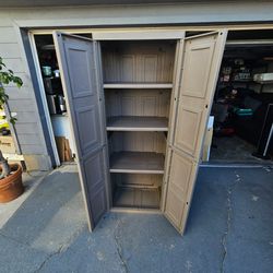 Nice Outdoor Storage Cabinet, good condition, can be locked, 3 shelves