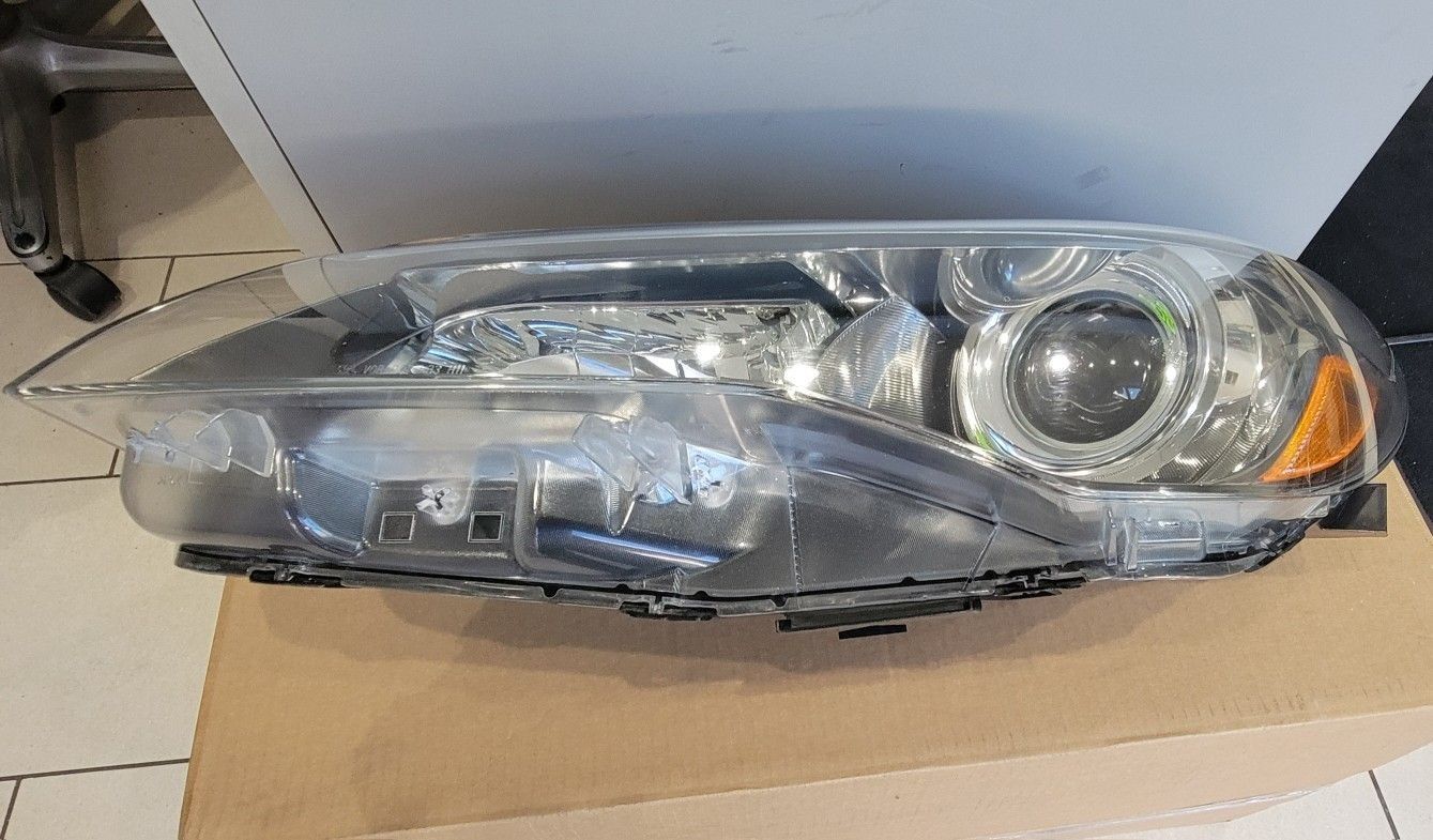 2015 to 2017 Toyota Camry OEM/Driver Side Headlight.