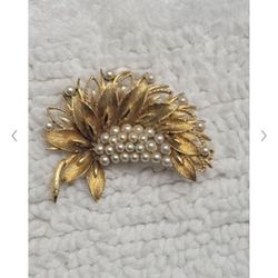 Lisner Gold & Pearl Brooch pin