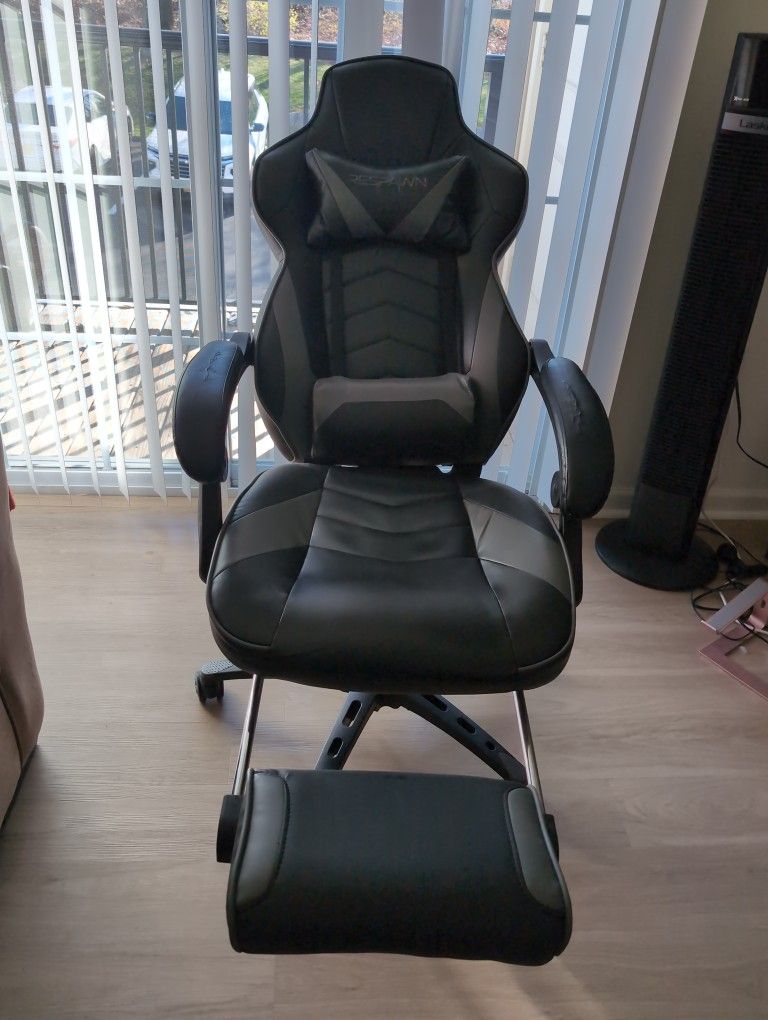 Office Chair/Gaming chair (by Respawn )