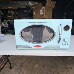 Nostalgia Electric Microwave Oven
