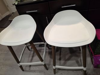Set of 2 barstools brand new