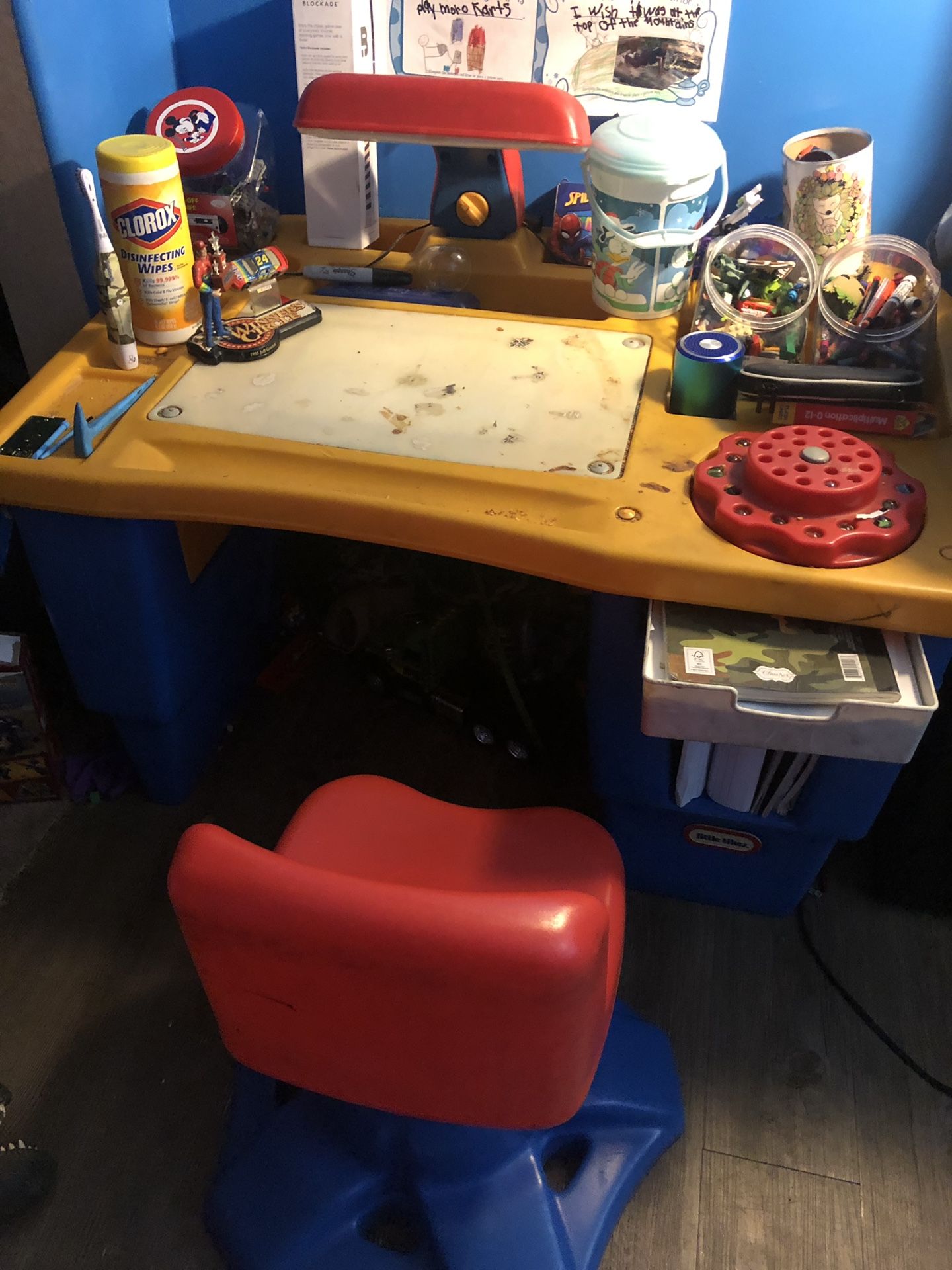 Kids desk