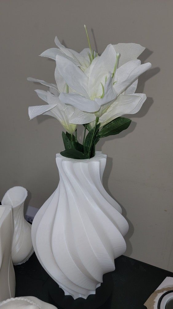 Beautiful White Indoor Flower Vase 9.5" Tall
Brand new