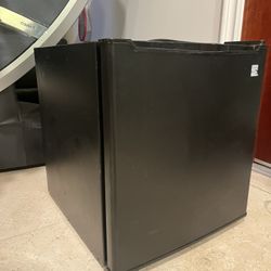 Kenmore 1.7 cu-ft mini fridge black