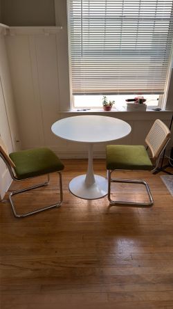 Circular table + 2 chairs