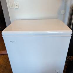 Hotpoint 6.9-cu ft Chest Freezer Convertible to Refrigerator
