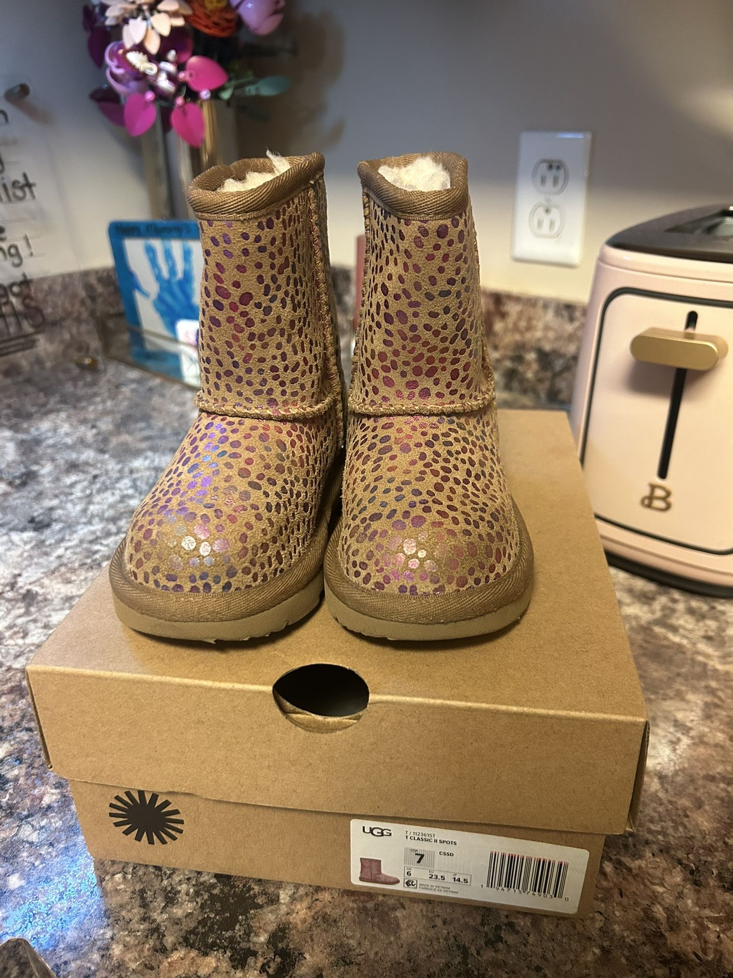 Toddler Uggs 7C