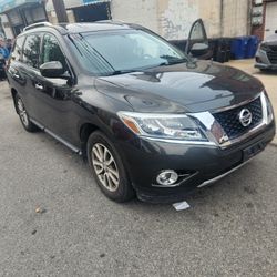 2015 Nissan Pathfinder.SALVAGE