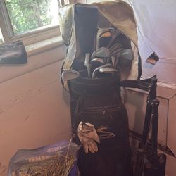 Women, golf clubs