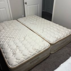 Like New Split King Saatva RX Hybrid Mattress