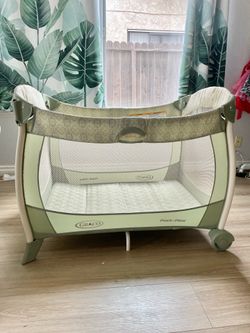 Portable Play Pen in EXCELLENT CLEAN condition