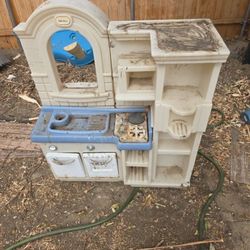 Free outdoor kids kitchen. Needs a good cleaning