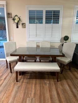 6 piece dining set in Mahogany w/leaf