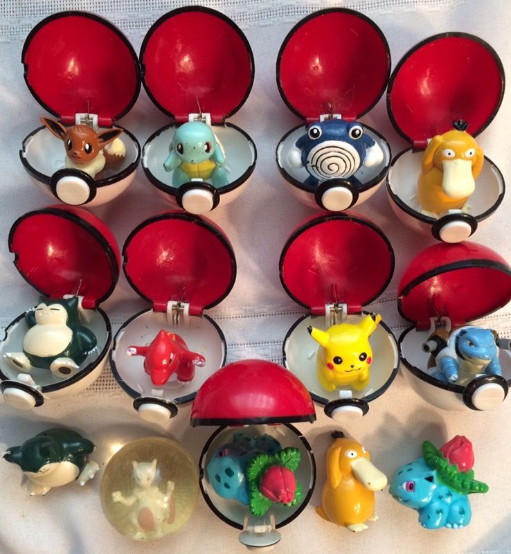 Pokémon balls figures, gold Cards pokeball Tomy