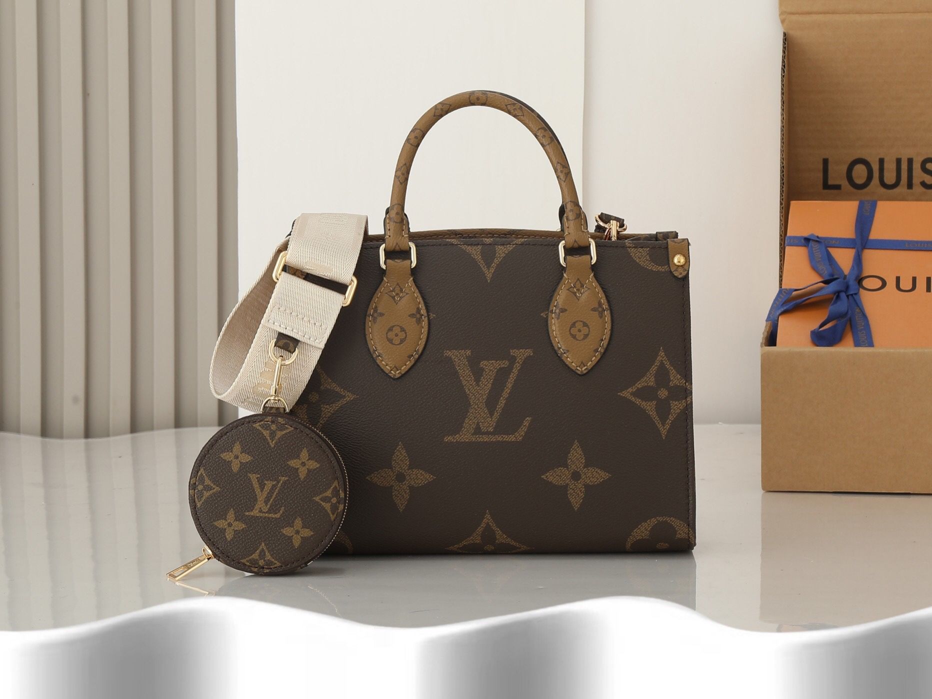 A simple and fashionable girl's bag