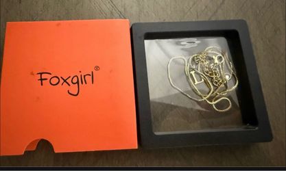 Necklace with “L” on it brand new