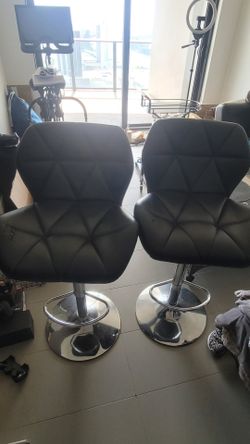 FREE - Two Kitchen Island/Bar stools as pictured. Pick up in Edgewater TODAY 4/29!