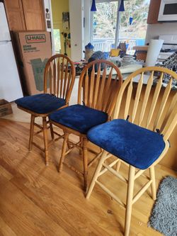 Set of 3 Swivel Wooden Bar Stools