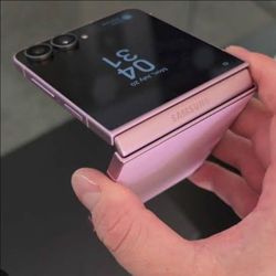 Brand new unlocked Samsung Galaxy Z Flip 8-Pink