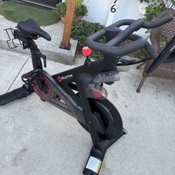 PELOTON BIKE LIKE NEW