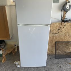 10.1 ft.³ Magic Chef top-of-the-line refrigerator white in color, immaculate condition not use much