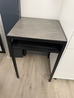 Corner table