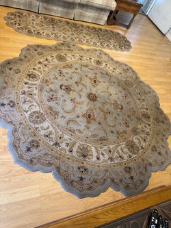 92” Round wool area rug see description
