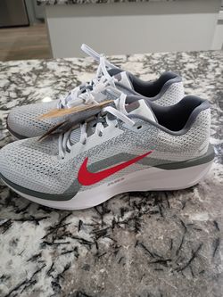 New Nikes for men size 9. Nuevos tennis para hombre tamaño 9