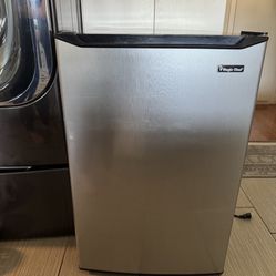 Magic Chef 4.5 CUFT Mini Fridge