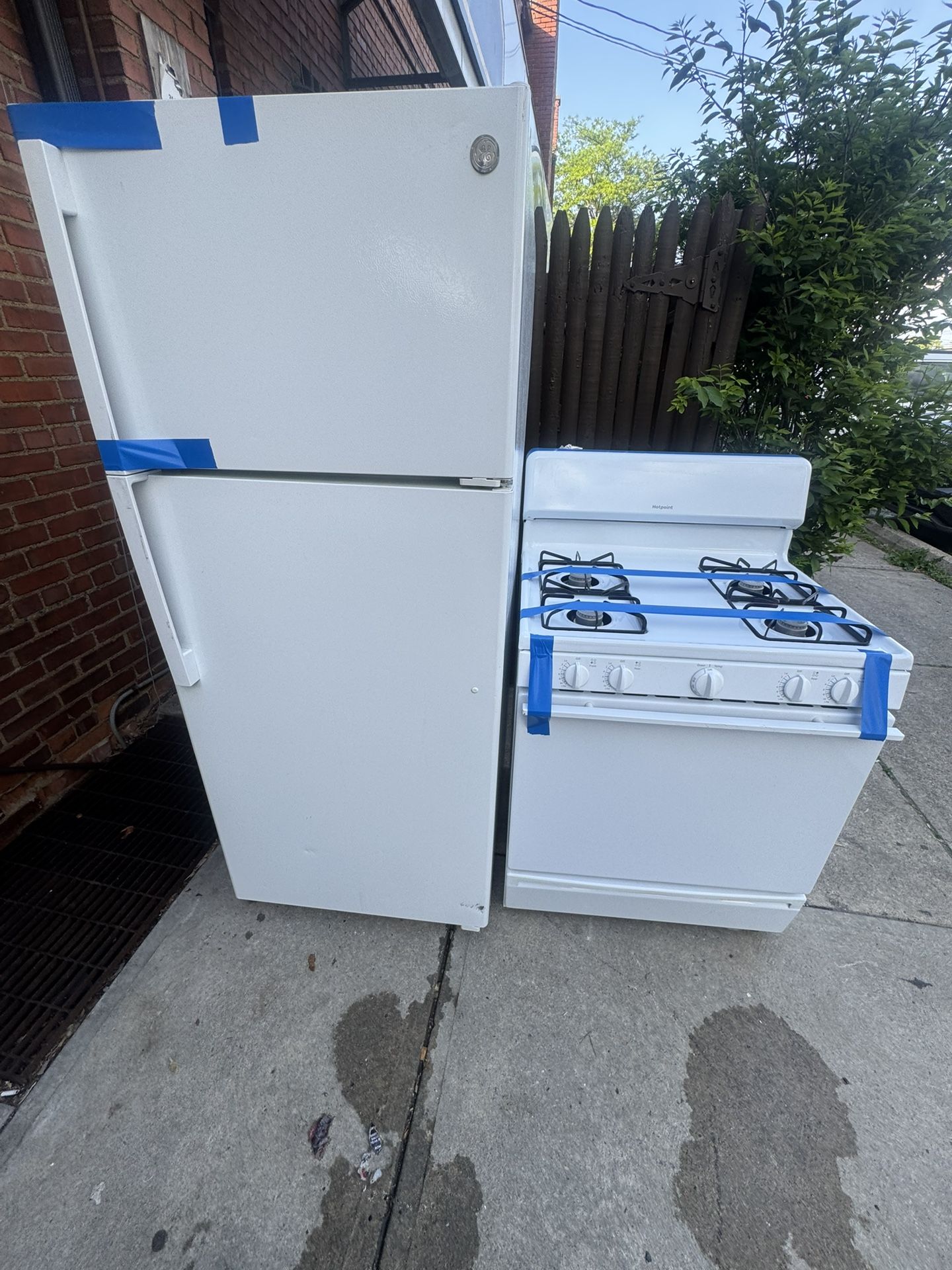GE White Refrigerator / Gas Range Reconditioned