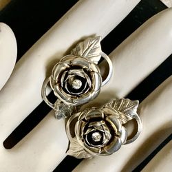 VINTAGE ROSE WITH DESING LEAFS & CHRYSTAL STONE IN THE MIDDLE- Screw On EARRINGS SILVER PLATED TONE IN EXCELLENT CONDITION