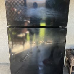 Black GE 21.9 Cu Ft Refrigerator 