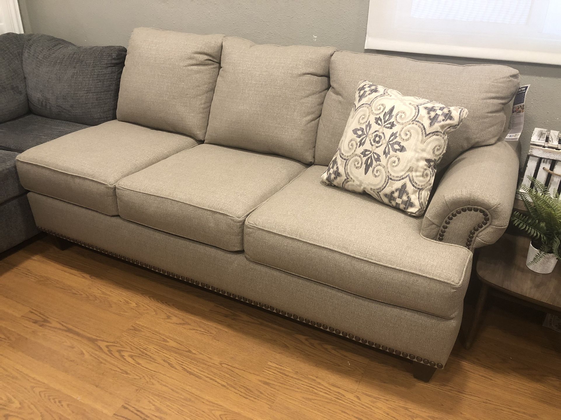 Free delivery NEW nailhead trim couch can deliver