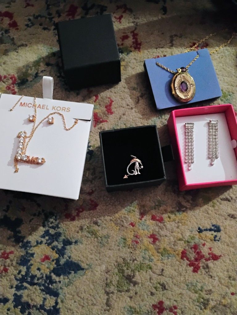 Seeling These Really Pretty Necklaces And And Earrings 