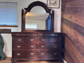 Dresser and nightstand Set