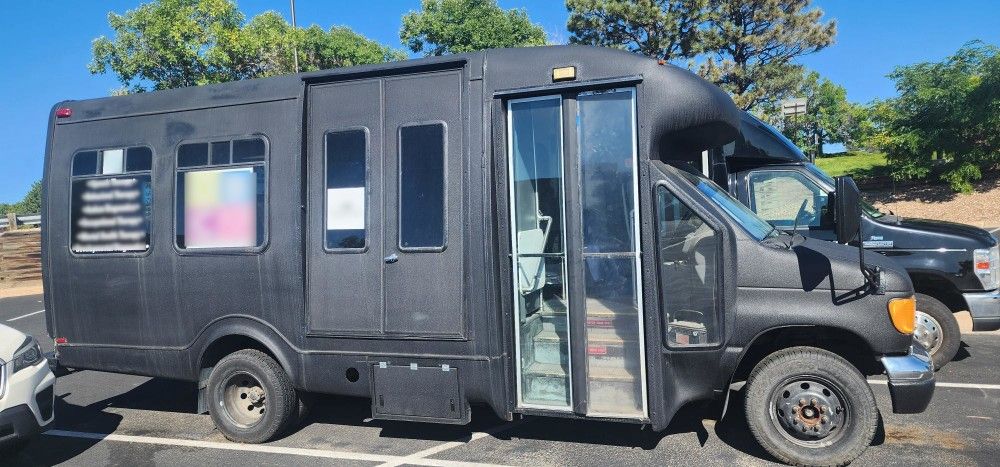 Ford E-450 STARCRAFT 