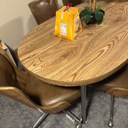 Kitchen / Dinning Room Table And Chairs.