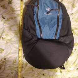 Arc'teryx arro 22  backpack black and blue