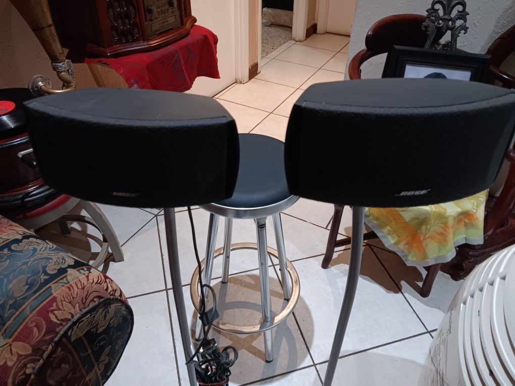 BOSE SPEAKERS WITH STAND